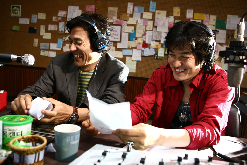 A still from ″Radio Star″ (2006), starring actors Ahn Sung-ki, left, and Park Joong-hoon [JOONGANG DB]