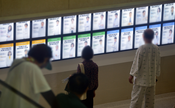 People look at doctor profiles at a large hospital in Daejeon on Sept. 1, 2025. [JOONGANG ILBO]