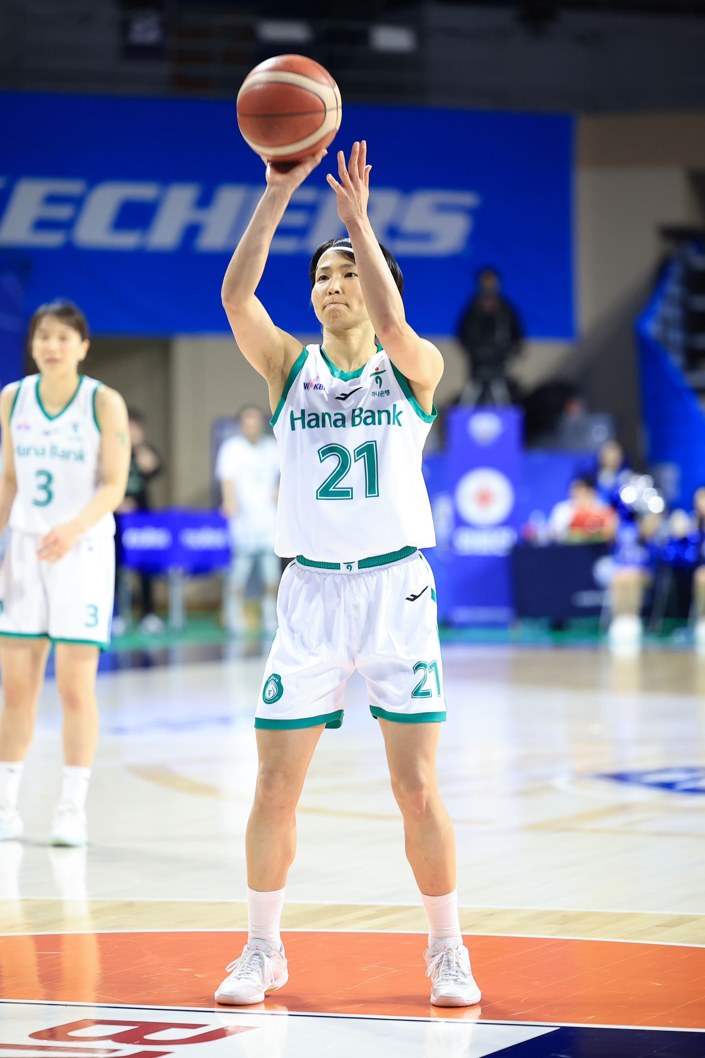 Saki Iijima of Bucheon Hana Bank shoots a free throw during a game against Asan Woori Bank on Dec. 5, 2025. [WKBL]