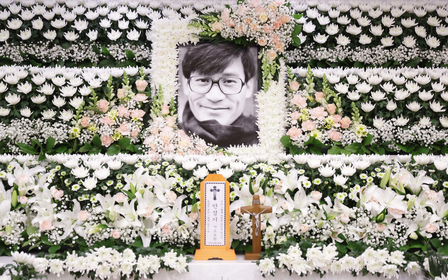 A portrait of late actor Ahn Sung-ki sits at his memorial altar at the Catholic University of Korea, Seoul St. Mary's Hospital in southern Seoul on Jan. 5. [NEWS1]