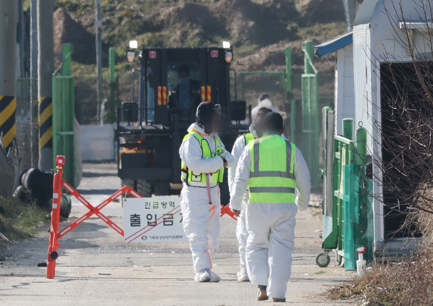 Vehicle access is restricted at a chicken farm in Pyeongtaek, Gyeonggi, after an outbreak of avian influenza at the farm on Dec. 26, 2025. [NEWS1]