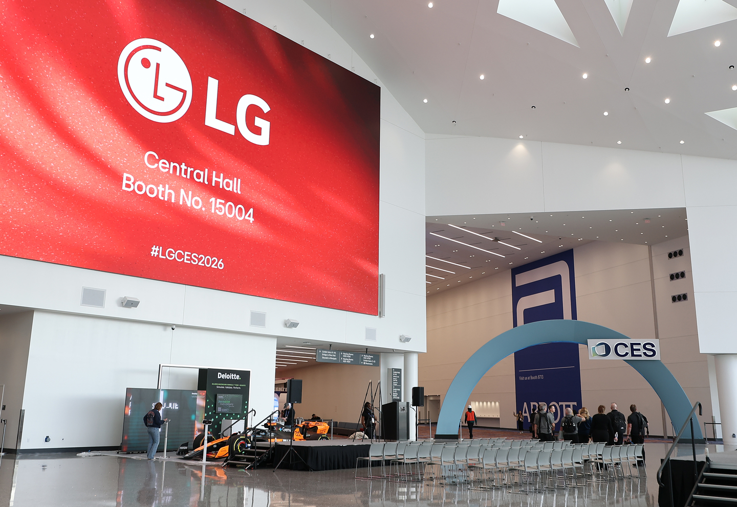 An LG Electronics promo video is played at the Las Vegas Convention Center in Las Vegas, United States, on Jan. 5. [YONHAP]