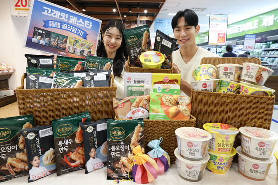 Models showcase ready-to-eat meals at an Emart in Yongsan District, central Seoul, on Jan. 5, as part of the retailer's first “Goraeat Festa” promotional event of 2026. The discount event will run through Jan. 7. [YONHAP]