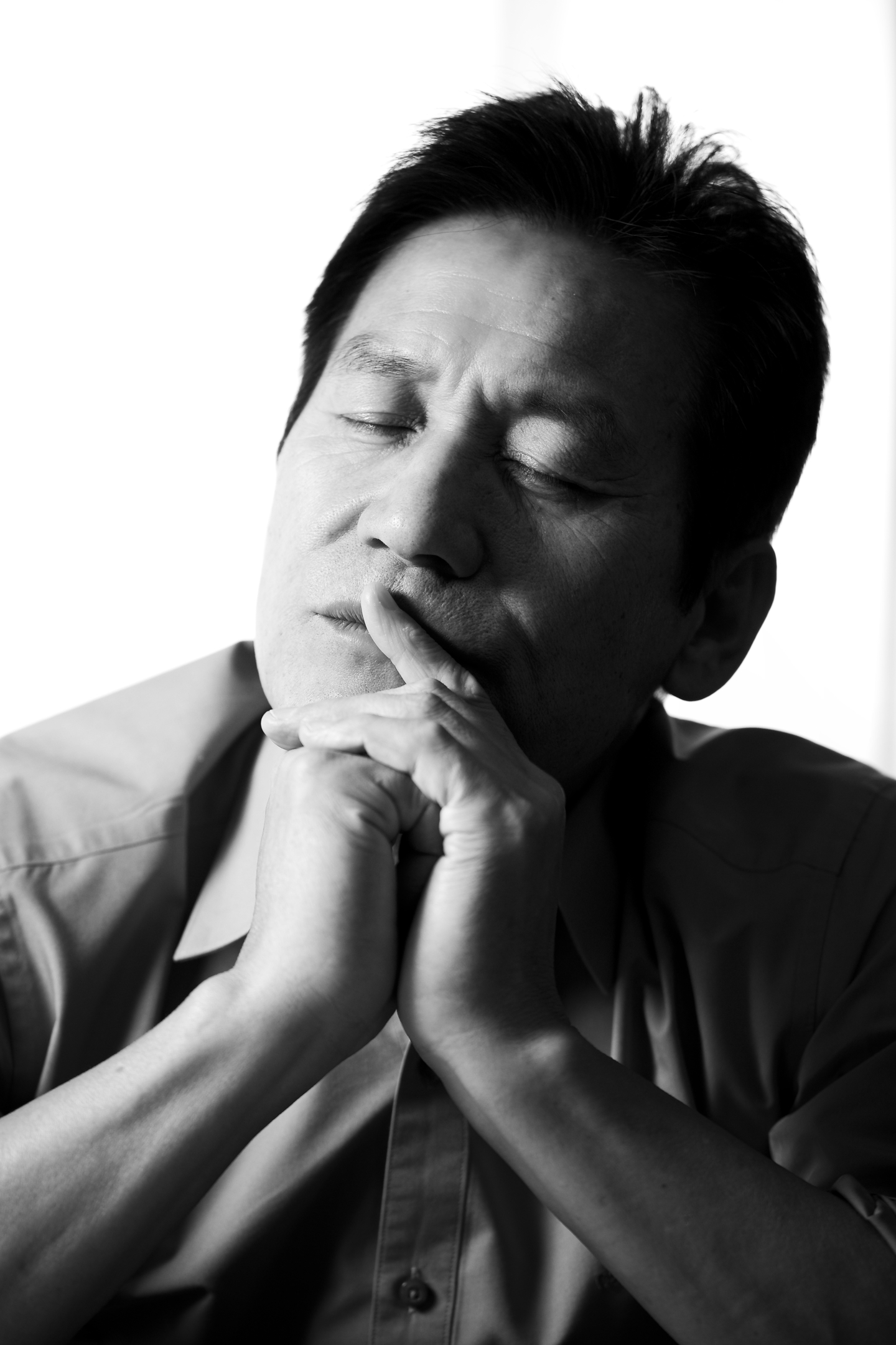 Actor Ahn Sung-ki poses during an interview with the JoongAng Ilbo in Gwanghwamun in central Seoul on Nov. 16, 2011. [JOONGANG ILBO]