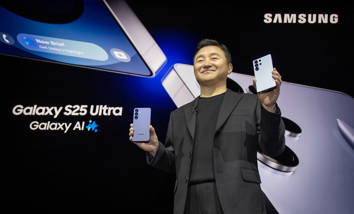Samsung Electronics President Roh Tae-moon holds up Galaxy S25 Series phones during the Galaxy Unpacked 2025 event at SAP Center in San Jose, California on Jan. 22, 2025. [SAMSUNG ELECTRONICS]