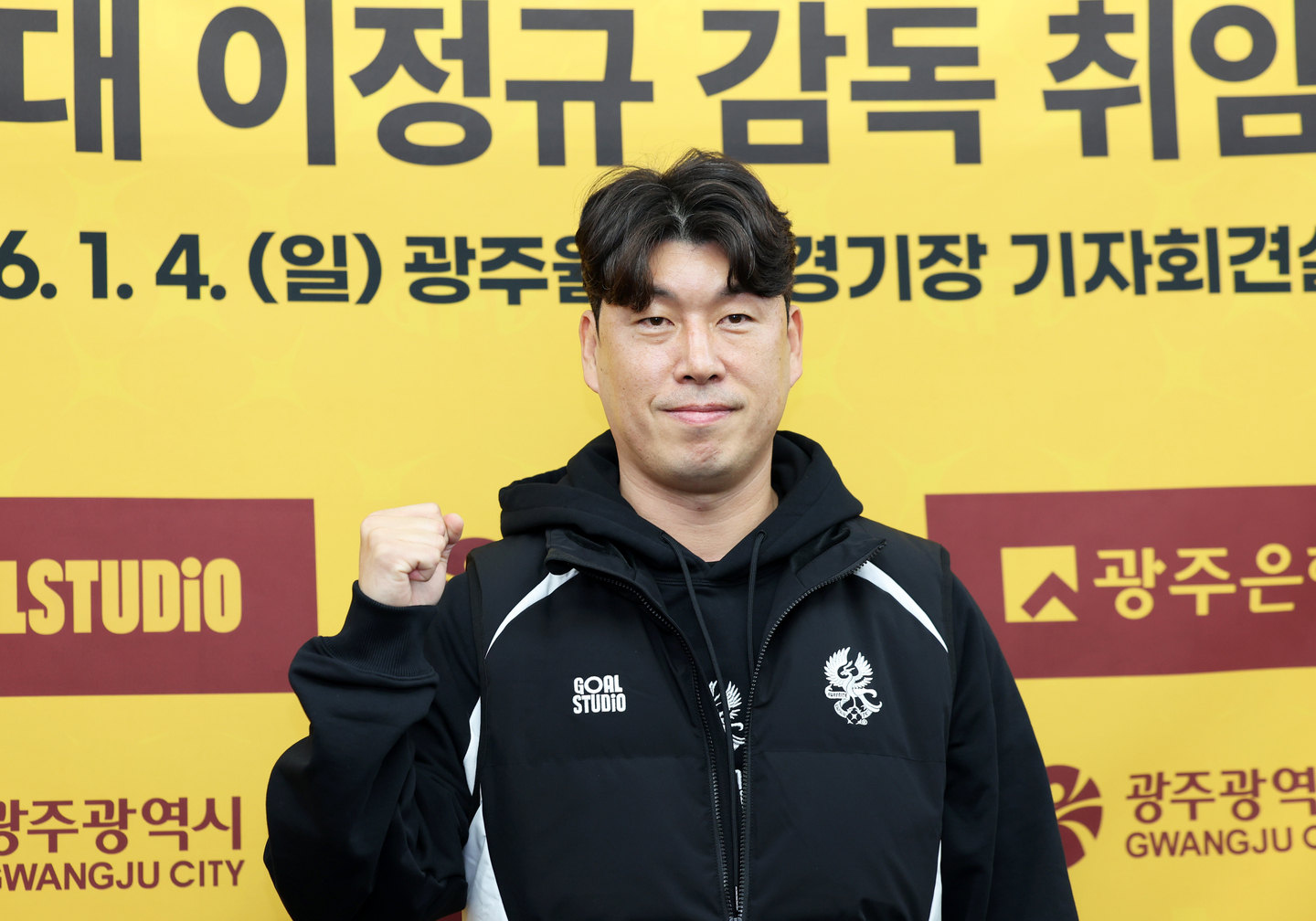 Gwangju FC head coach Lee Jung-kyu poses for photos at his introductory press conference at Gwangju World Cup Stadium in the southern city of Gwangju on Jan. 4. [YONHAP]
