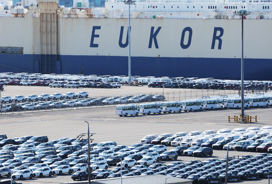 Cars ready to be shipped overseas are seen parked at a port in Pyeongtaek, Gyeonggi, on Jan. 1. [YONHAP]