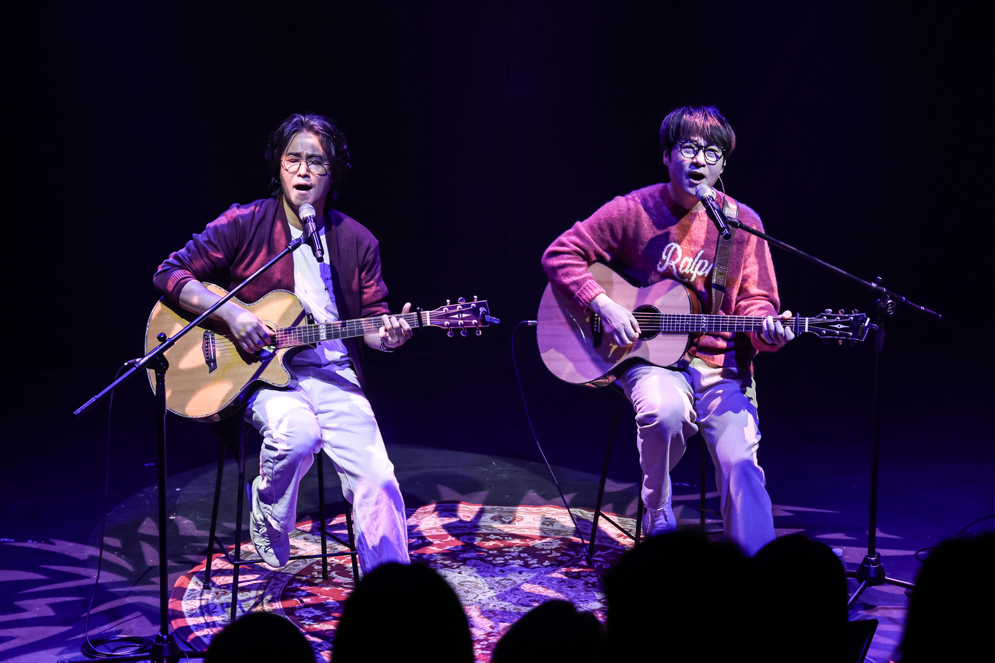 Yurisangja, a music duo comprising Park Seung-hwa, left, and Lee Se-joon, sing during a Kim Kwang-seok tribute concert at the Arko Kkumbat Theater in Daehangno, Jongno District, central Seoul, on Jan. 4. [KIM KYOUNG-ROK]