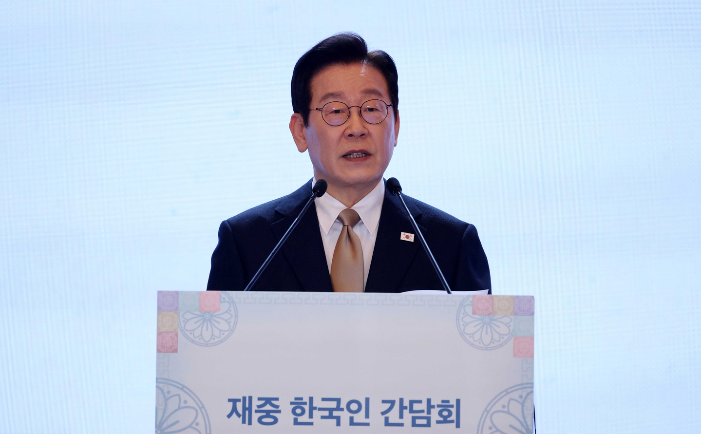 President Lee Jae Myung delivers opening remarks at a meeting with Koreans living in China at a hotel in Beijing on Jan. 4. [JOINT PRESS CORPS]