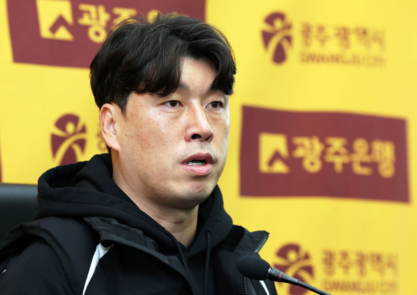 Gwangju FC head coach Lee Jung-kyu speaks at an introductory press conference at Gwangju World Cup Stadium in the southern city of Gwangju on Jan. 4. [YONHAP]