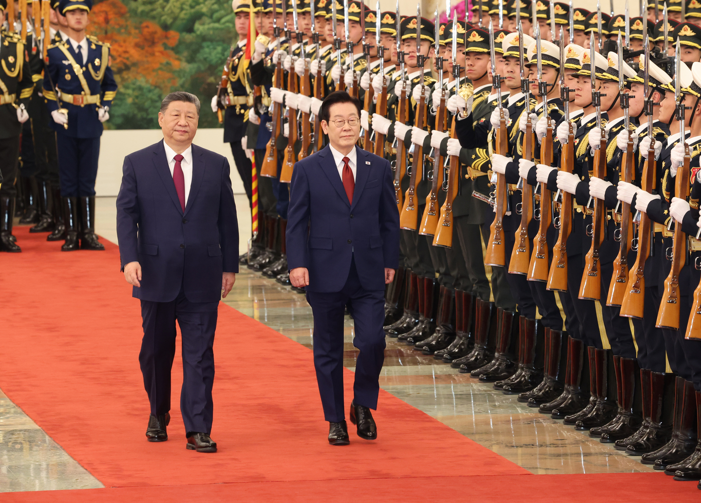 Korean President Lee Jae Myung, right, and Chinese President Xi Jinping take part in an official welcoming ceremony at the Great Hall of the People in Beijing before their bilateral summit on Jan. 5. [JOINT PRESS CORPS]