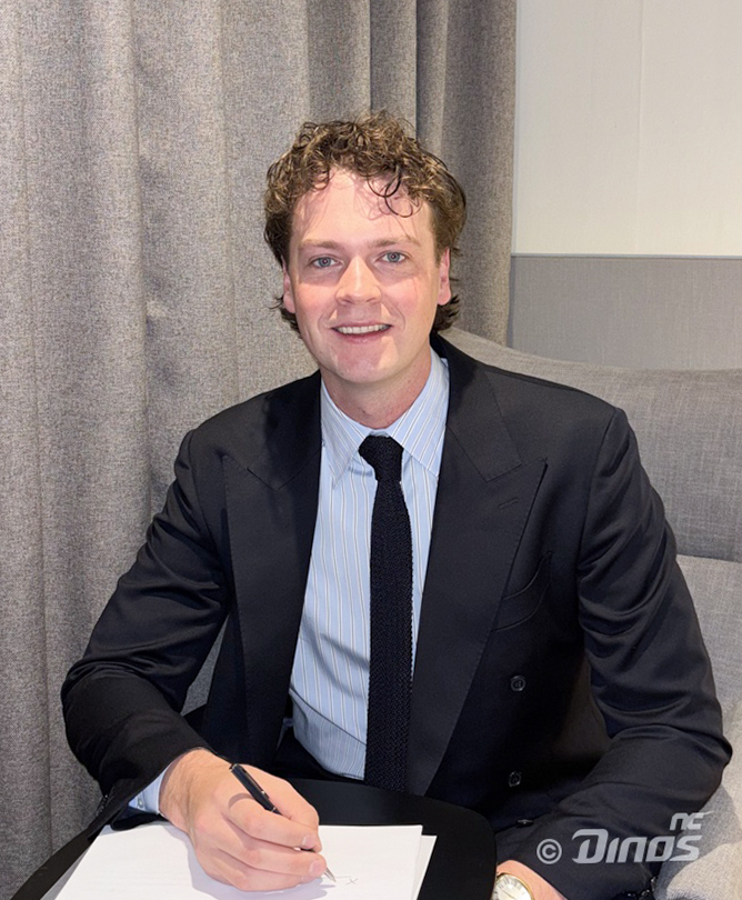 New NC Dinos pitcher Curtis Taylor signs his contract with the Korea Baseball Organization club, in this photo provided by the Dinos on Dec. 11. [NC DINOS]