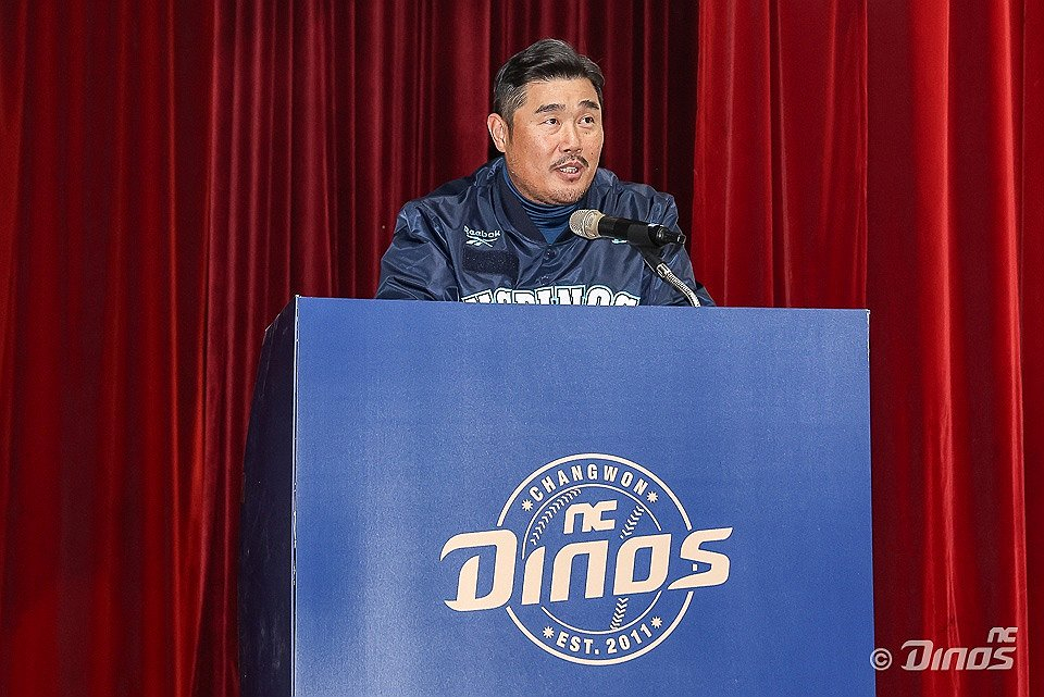 NC Dinos manager Lee Ho-joon addresses his team during a ceremony marking the start of the new year at Masan Baseball Center in Changwon, South Gyeongsang, on Jan. 5. [NC DINOS]