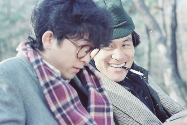 A still from “Whale Hunting” (1984), showing actor Ahn Sung-ki on the right [JOONGANG DB]