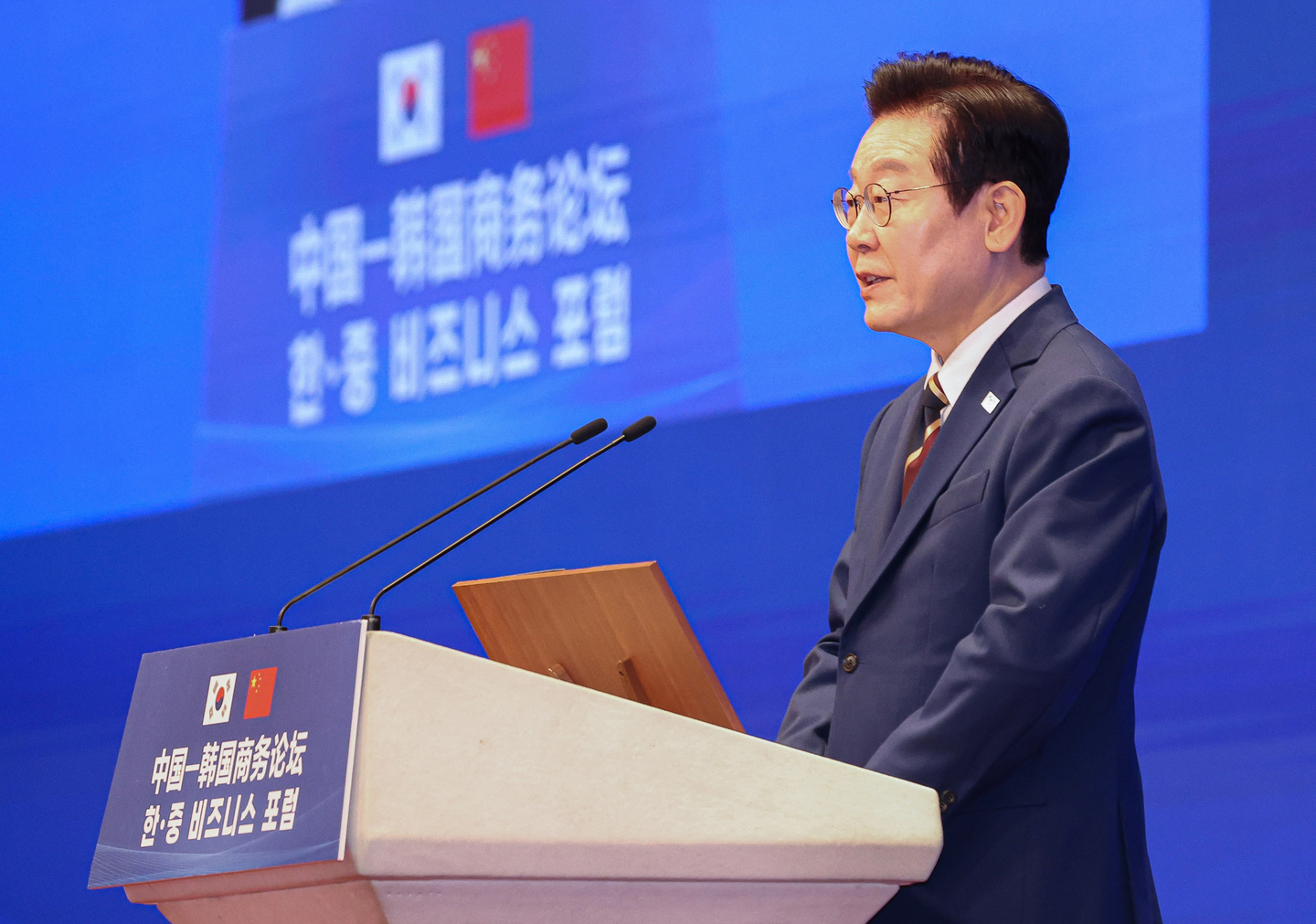 President Lee Jae Myung speaks at a Korea-China business forum held at the Diaoyutai State Guesthouse in Beijing on Jan. 5. [JOINT PRESS CORPS]
