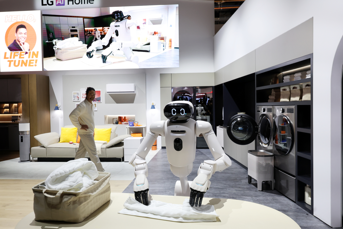 LG Electronics' home robot, LG CLOiD, is seen at the company's booth at the Las Vegas Convention Center in Las Vegas on Jan. 5. [NEWS1]