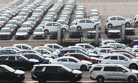 Export-bound cars are lined up at Pyeongtaek Port in Gyeonggi on Dec. 29, 2025. [YONHAP] 