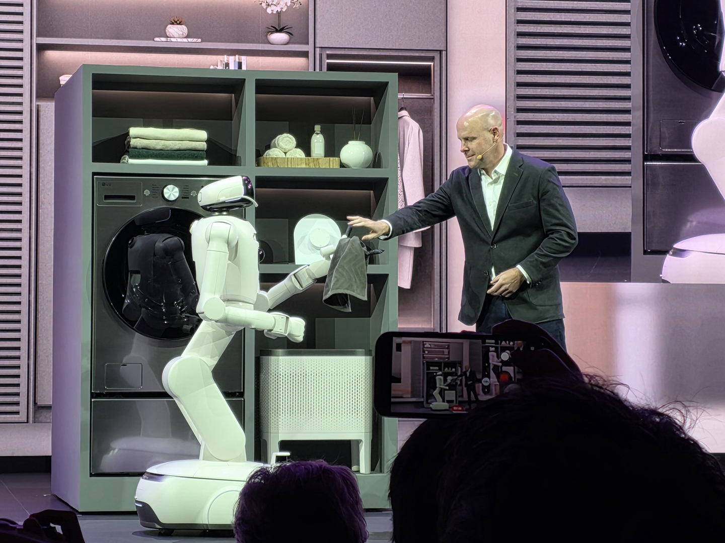 LG Electronics' home robot, LG CLOiD, is seen during a demonstration by the company at the Las Vegas Convention Center in Las Vegas on Jan. 5. [LEE GA-RAM]