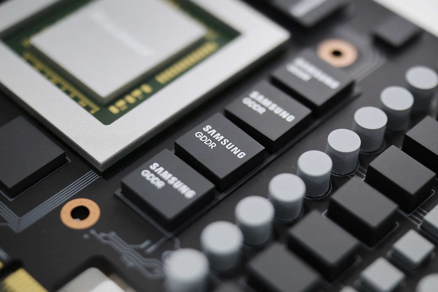 Samsung Electronics' GDDR7, a next-generation graphics DRAM optimized for gaming and AI workloads, is on display during the 2025 Korea Tech Festival in Seoul on Dec. 4, 2025. [REUTERS/YONHAP] 