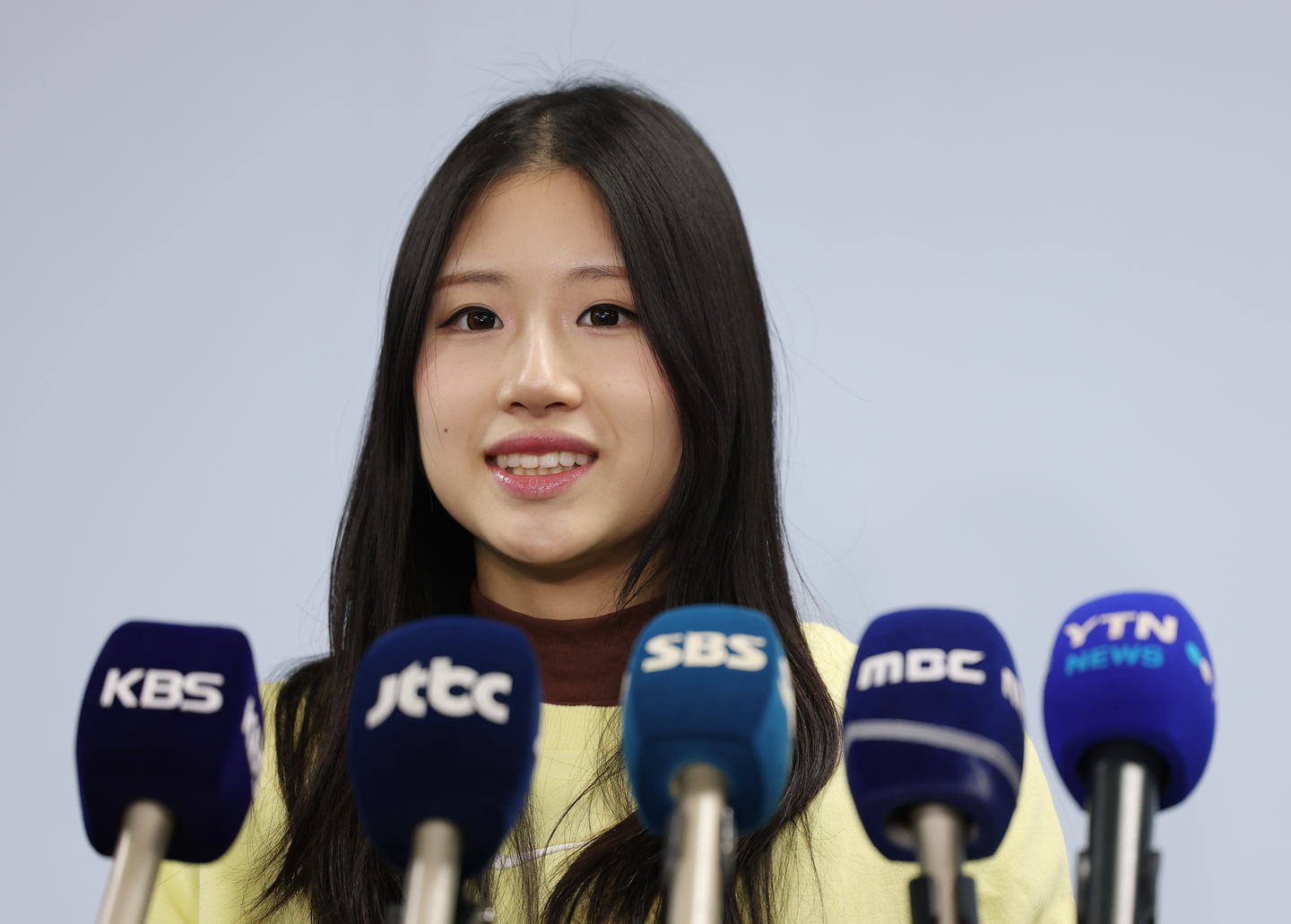 Korean figure skater Lee Hae-in speaks to reporters before an open training session at Taeneung Indoor Ice Arena in Nowon District, northern Seoul, on Jan. 6. [YONHAP] 
