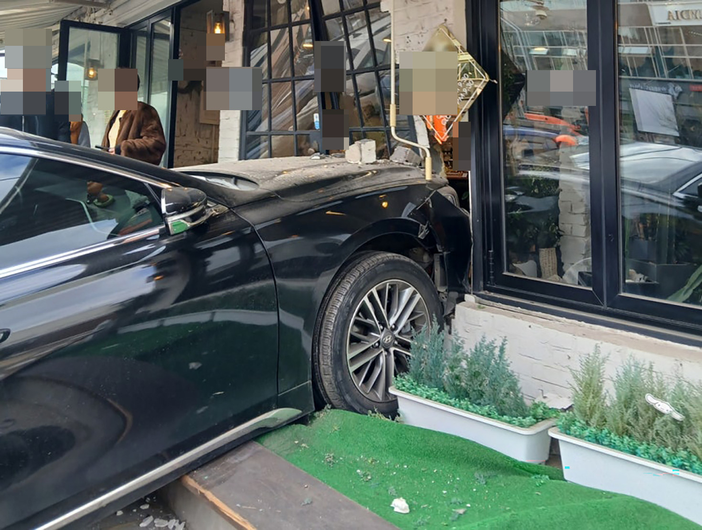 A car that crashed into a cafe in Majeon-dong, Seo District, Incheon, at around 1:50 p.m. on Jan. 6 [INCHEON GEOMDAN FIRE STATION] 