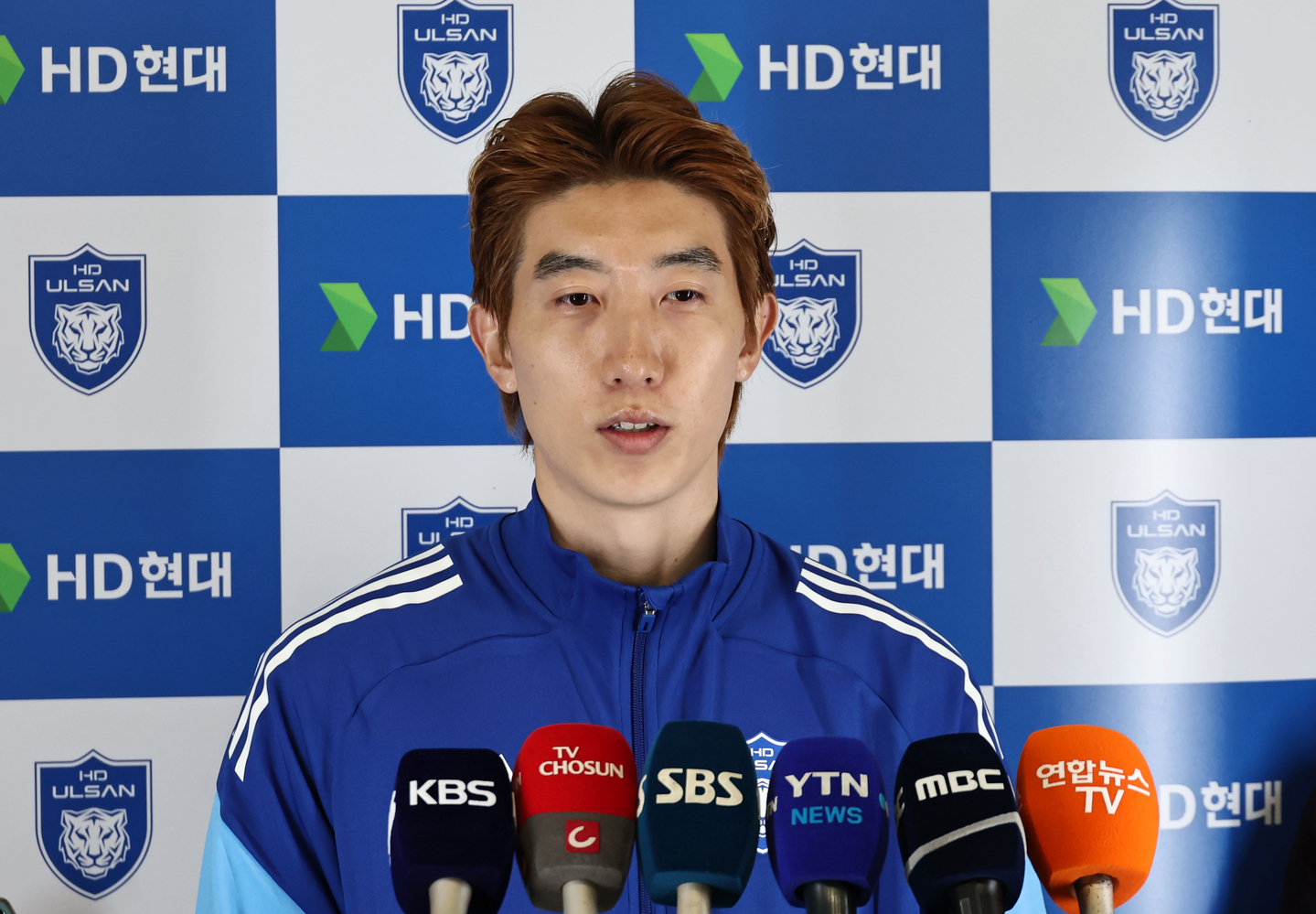 Ulsan HD goalkeeper Jo Hyeon-woo speaks to reporters at Incheon International Airport on Jan. 6 before departing for a training camp in the United Arab Emirates. [YONHAP]