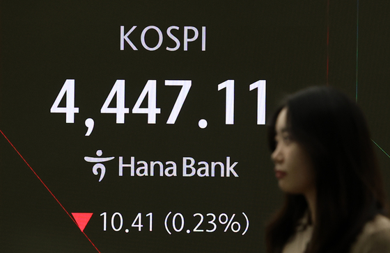 The Kospi opens lower on Jan. 6, 2026. Figures are shown at a digital board in Hana Bank in central Seoul. [YONHAP]