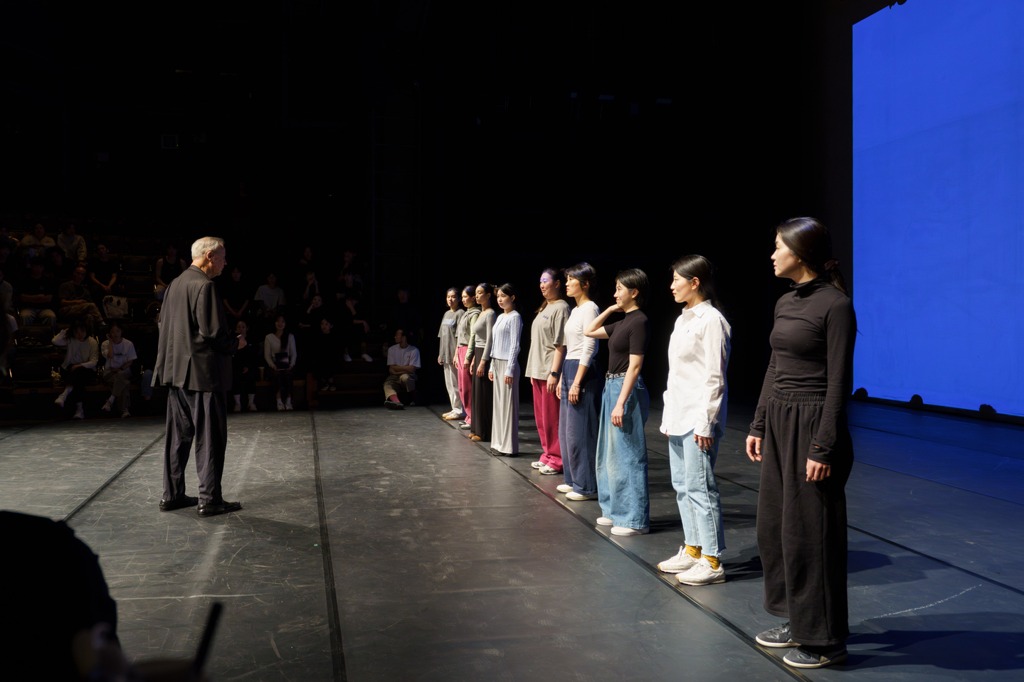 Director Robert Wilson leads a special acting workshop for SeoulArts students at the Drama Center in Jung District, central Seoul, on Nov. 23, 2024. [SEOUL INSTITUTE OF THE ARTS]