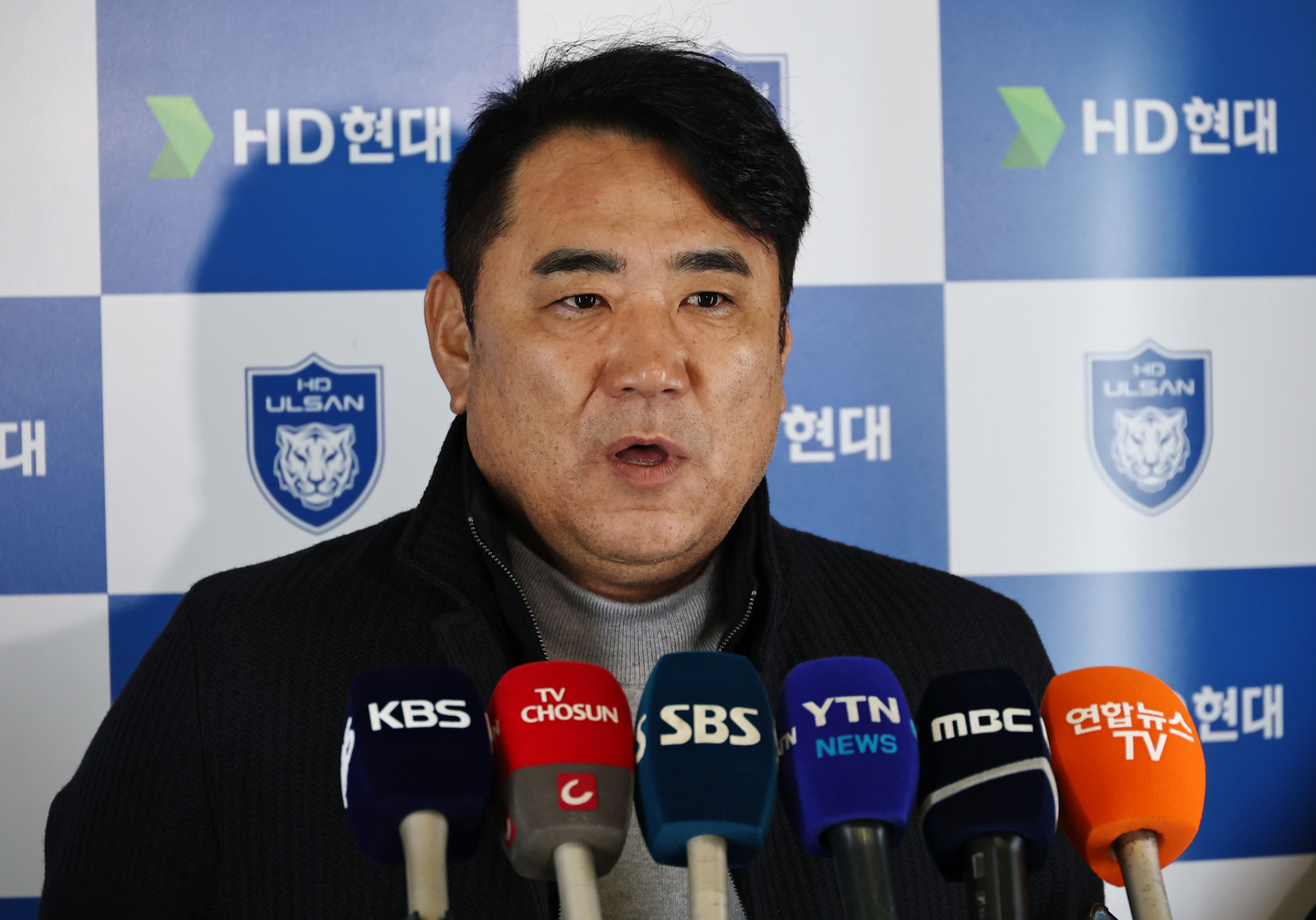 Ulsan HD FC head coach Kim Hyun-seog speaks to reporters at Incheon International Airport on Jan. 6 before departing for training camp in the United Arab Emirates. [YONHAP]
