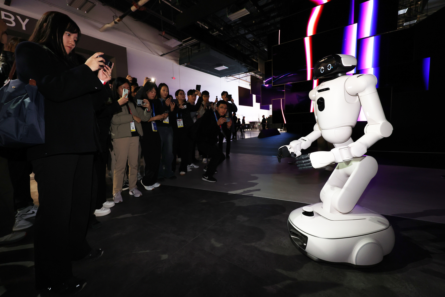 LG Electronics' home robot, LG CLOiD, is seen at the company's booth at the Las Vegas Convention Center in Las Vegas on Jan. 5. [NEWS1]