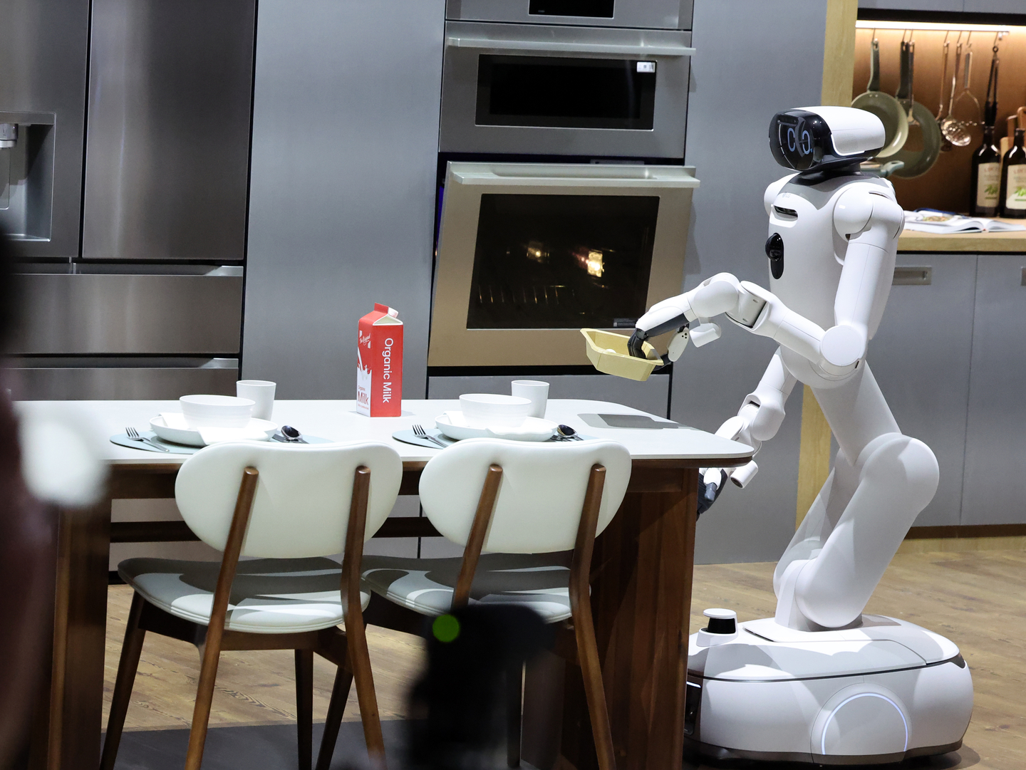 LG Electronics' home robot, LG CLOiD, is seen during a demonstration by the company at the Las Vegas Convention Center in Las Vegas on Jan. 5. [NEWS1]