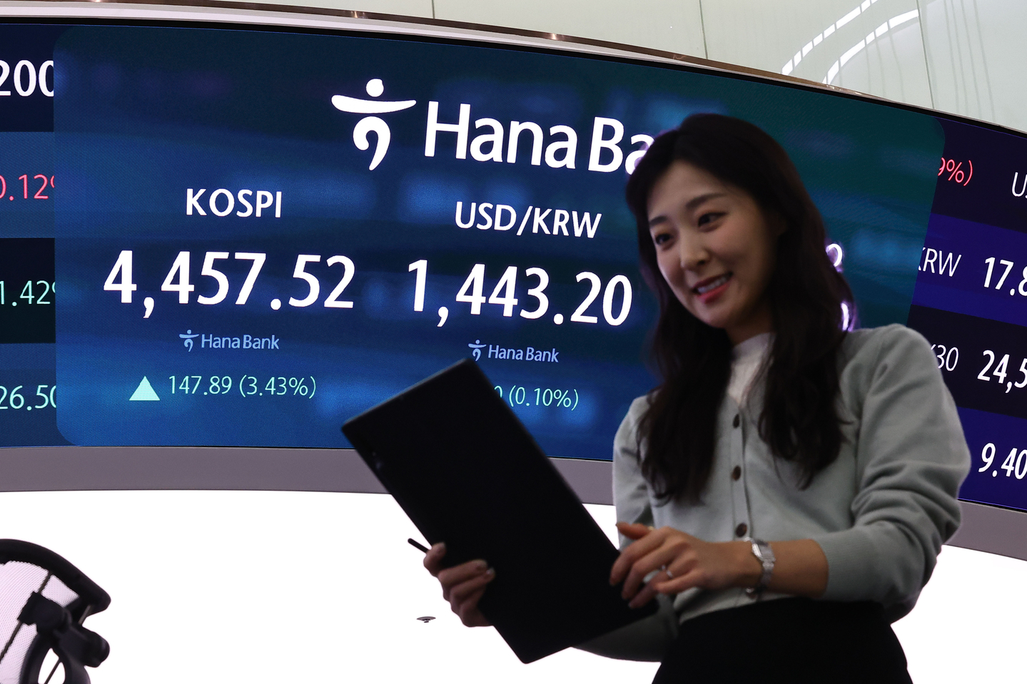 A screen in Hana Bank's trading room in central Seoul shows the Kospi closing at 4,457.52 points on Jan. 5, up 147.89 points, or 3.43 percent, from the previous trading session. [KIM JONG-HO]
