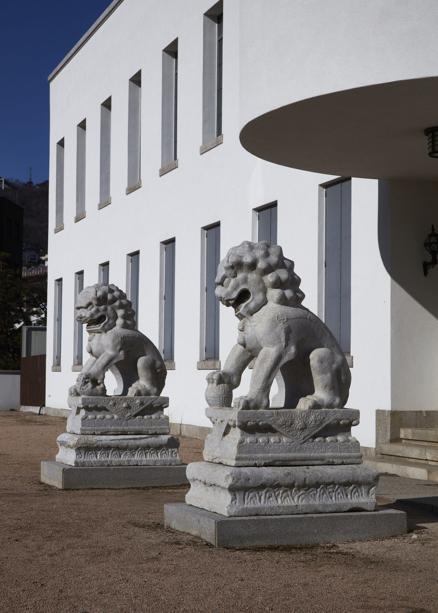 A pair of stone lion statues stands in front of Bohwagak at Kansong Art Museum in Seongbuk District, central Seoul. [NATIONAL MUSEUM OF KOREA]