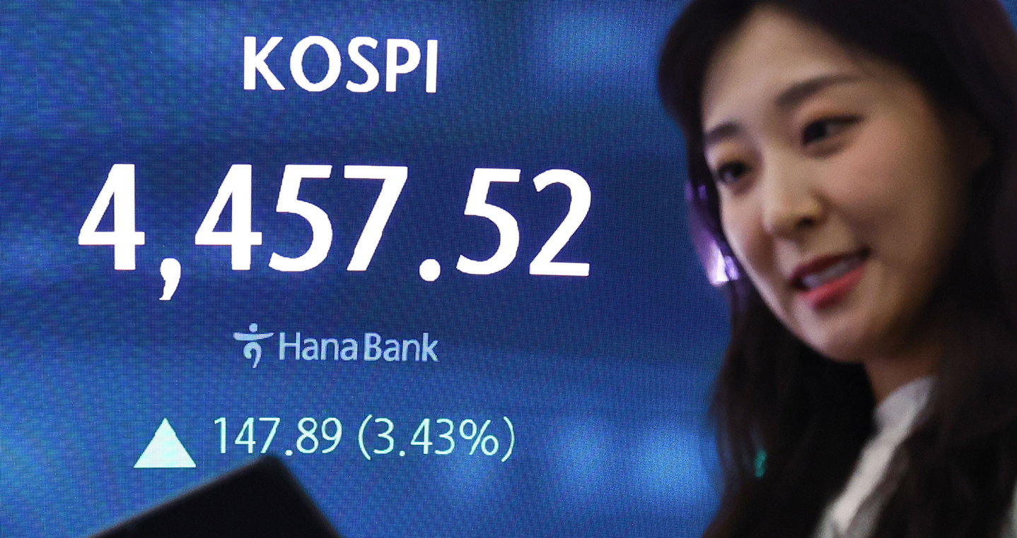 A screen in Hana Bank's trading room in central Seoul shows the Kospi closing at 4,457.52 points on Jan. 5, up 147.89 points, or 3.43 percent, from the previous trading session. [KIM JONG-HO]