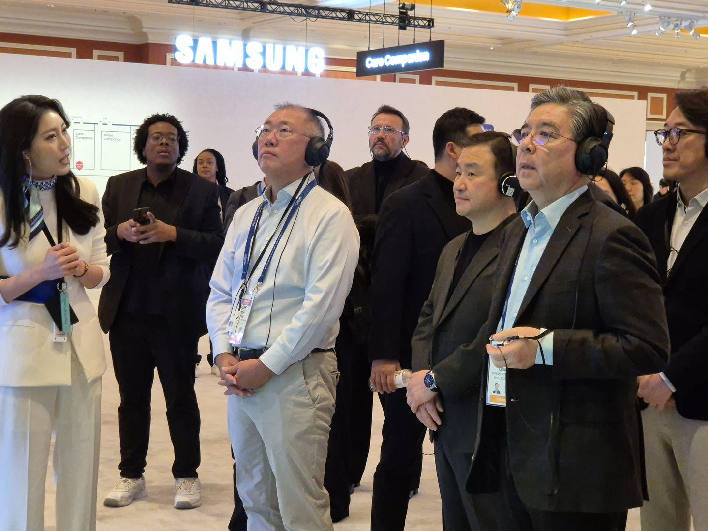 Hyundai Motor Group Executive Chair Euisun Chung visits Samsung Electronics' exhibition at the Wynn Hotel in Las Vegas on Jan. 6, during CES 2026. [YI WOO-LIM]