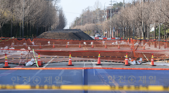 The site of a sinkhole is closed off on March 31, 2025, at an intersection near Seoul Daemyeong Elementary School in Gangdong District, eastern Seoul. [NEWS1]