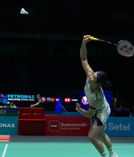 Badminton player An Se-young competes during the round of 32 against Michelle Li of Canada at the Malaysia Open in Malaysia on Jan. 6. [SCREEN CAPTURE]
