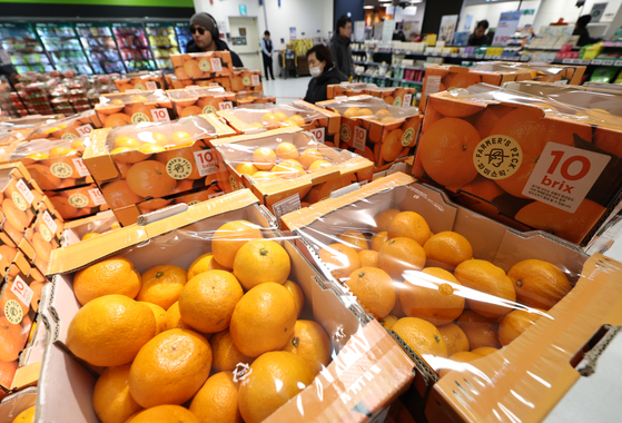 Tangerines are displayed in the fruit section of a supermarket in Seoul on Jan. 1. [NEWS1] 