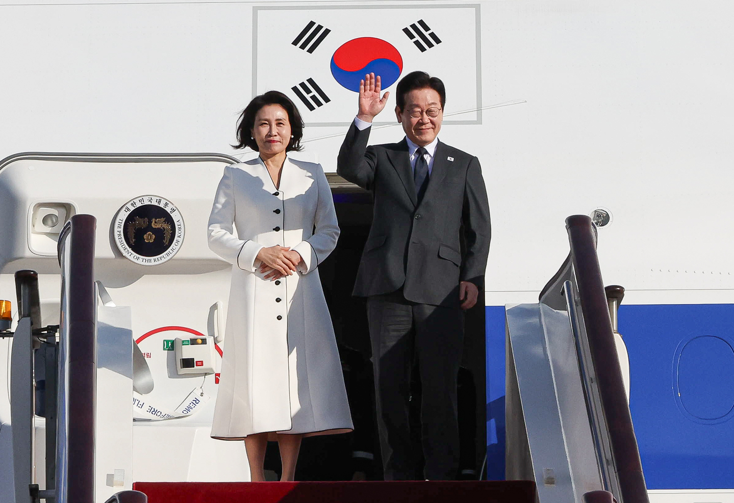 President Lee Jae Myung, right, and first lady Kim Hea Kyung are seen departing for Shanghai from Beijing on Jan. 6. [JOINT PRESS CORPS]