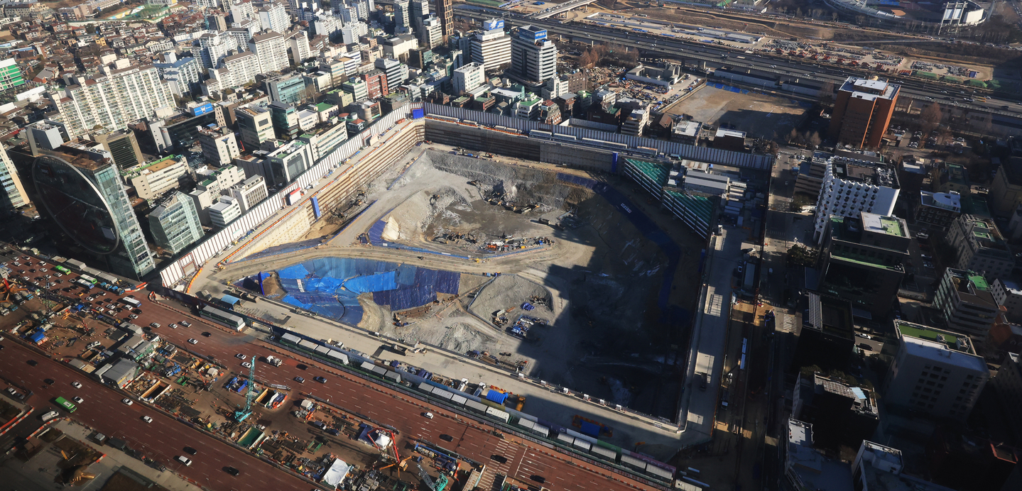 The construction site of the Global Business Center being built in the Samseong-dong neighborhood of Gangnam District, southern Seoul, is seen on Jan. 6. [YONHAP] 