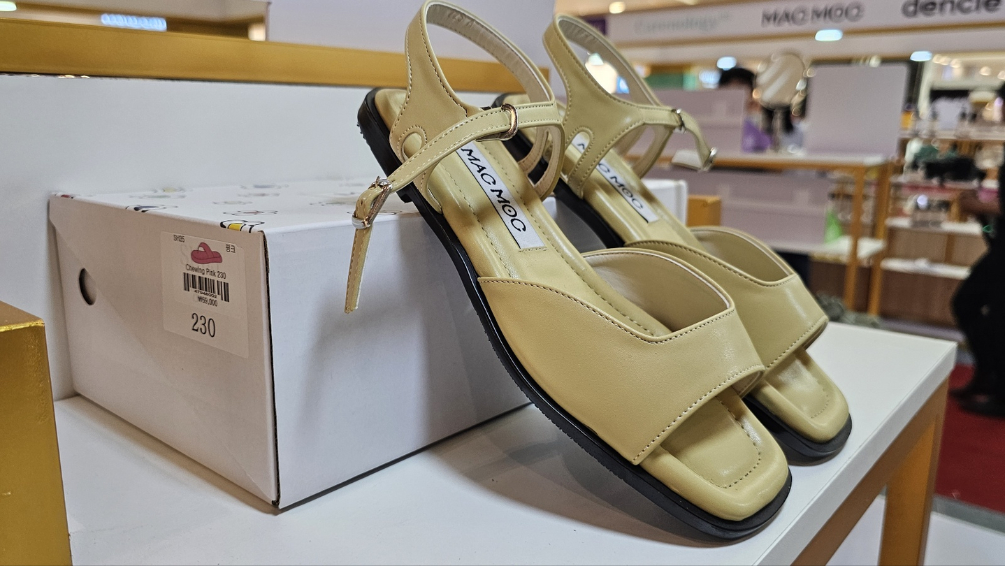 A pair of Mac Moc sandals is displayed. [JOONGANG ILBO]