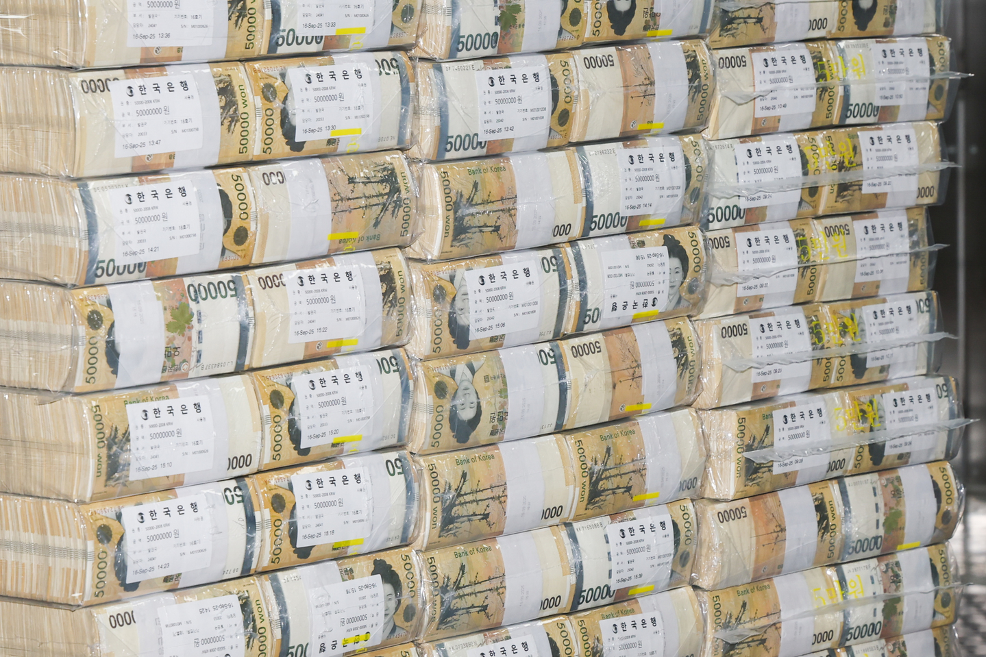 Officials distribute cash for the Chuseok holiday at the Bank of Korea’s currency storage facility in central Seoul, on Sept. 30, 2025. [NEWS1] 