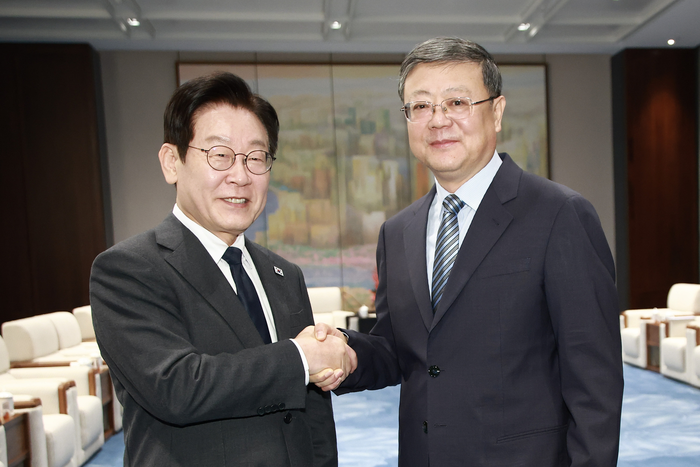 Korean President Lee Jae Myung, left shakes hands with Chen Jining, the Shanghai Municipal Party secretary, ahead of a welcome dinner hosted by Chen in Shanghai on Jan. 6. [JOINT PRESS CORPS]