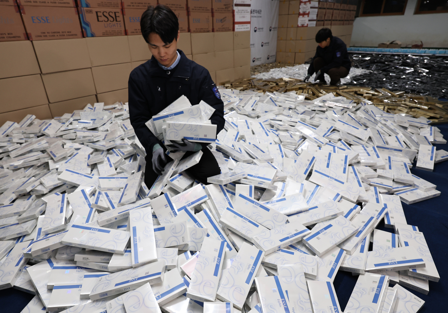 Smuggled cigarettes seized from a trafficking ring sit in storage at the Korea Customs Service’s warehouse in southern Seoul on Dec. 2, 2025. [NEWS1]