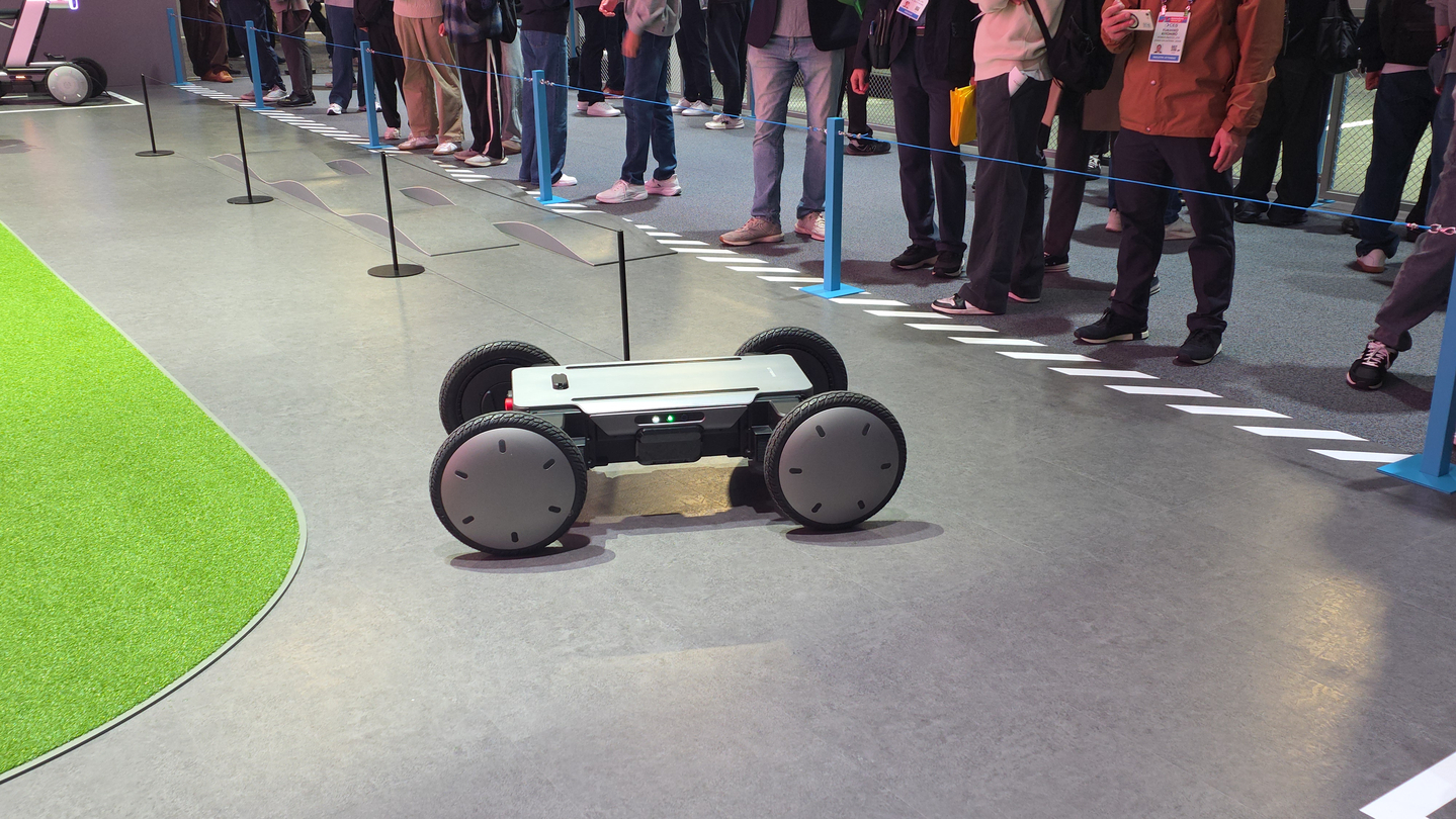 MobED (Mobile Eccentric Droid), a four-wheeled platform designed by Hyundai Motor to stay level even on slopes or uneven terrain [KIM HYO-SEONG]