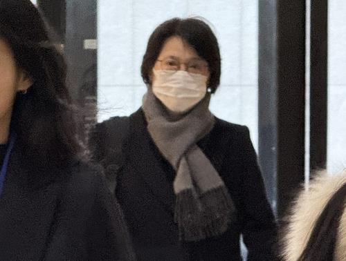 Prosecutor Kim Dong-hee of the Busan High Prosecutors Office arrives at the office of special counsel Ann Gweon-seob in Seoul on Jan. 7. [YONHAP] 