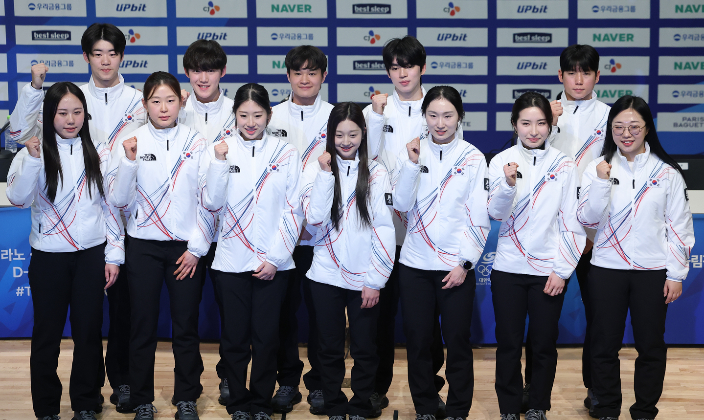 Korean athletes set to compete at the 2026 Winter Olympics in Milan and Cortina d'Ampezzo, Italy, pose for photos at their joint press conference at Jincheon National Training Center in Jincheon, North Chungcheong, on Jan. 7. Back row, from left: short tracker Lee June-seo, short tracker Rim Jong-un, figure skater Kim Hyun-gyeom, figure skater Cha Jun-hwan and curler Jeong Yeong-seok; Front row, from left: speed skater Park Ji-woo, speed skater Kim Min-sun, figure skater Lee Hae-in, figure skater Shin Ji-a, short tracker Choi Min-jeong, short tracker Kim Gil-li and curler Kim Seon-yeong [YONHAP] 