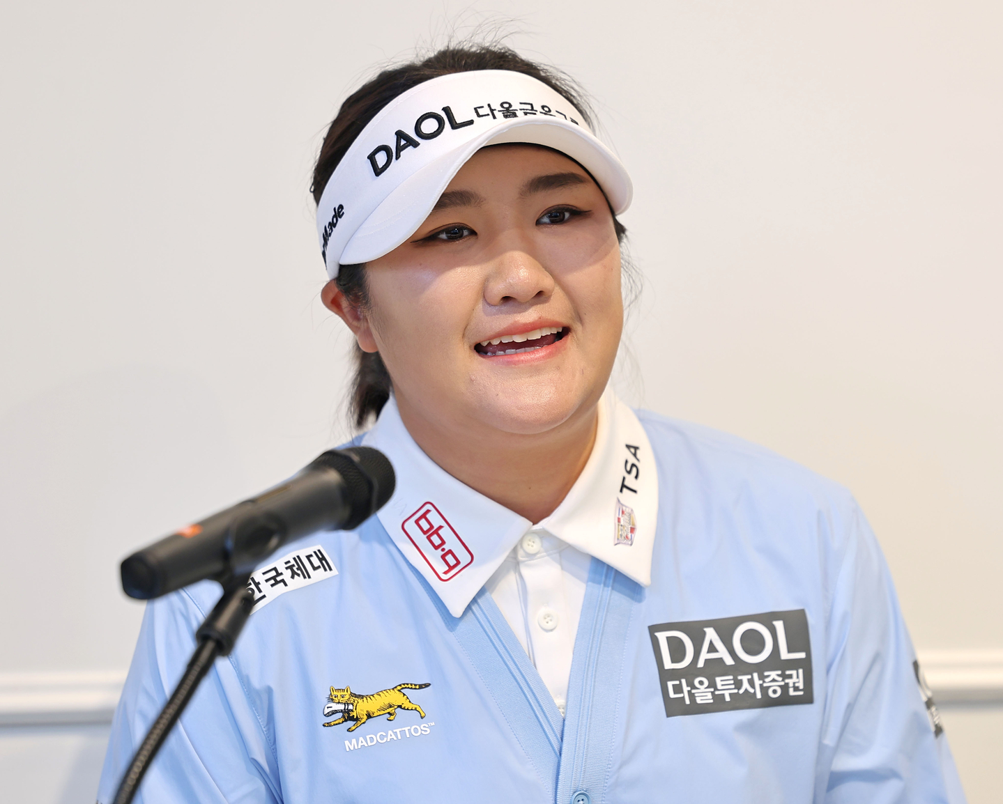 Korean LPGA golfer Ryu Hae-ran speaks at a press conference in Seoul on Jan. 6. [YONHAP]