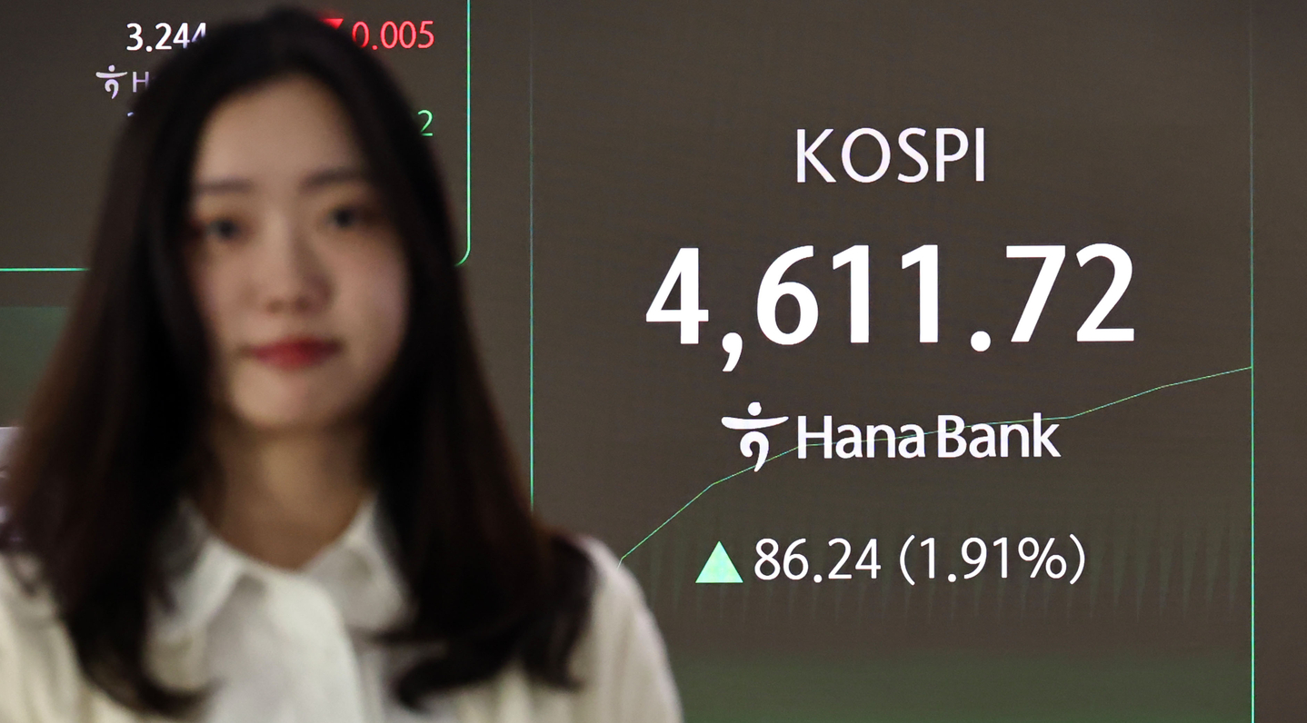 The Kospi is seen at 4,611.72 points on an electric board in Hana Bank's trading room in Jung District, central Seoul, on Jan. 7, surpassing the 4,600-mark for the first time. [YONHAP]  
