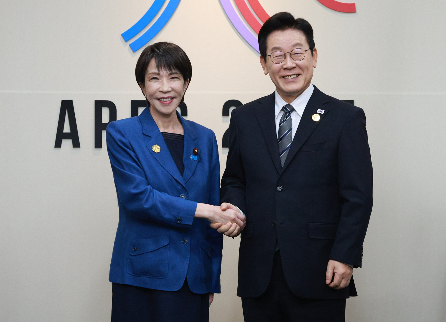 President Lee Jae Myung, right, shakes hands with Japanese Prime Minister Sanae Takaichi in Gyeongju, North Gyeongsang on Oct. 30, 2025 ahead of the APEC summit. [YONHAP] 
